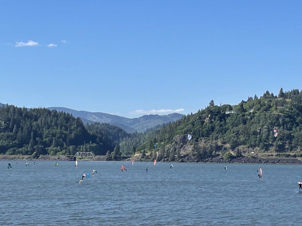 Hood River kite surfers
